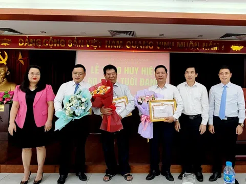 Hội Luật gia Việt Nam trao tặng huy hiệu và bằng khen cho Đảng viên