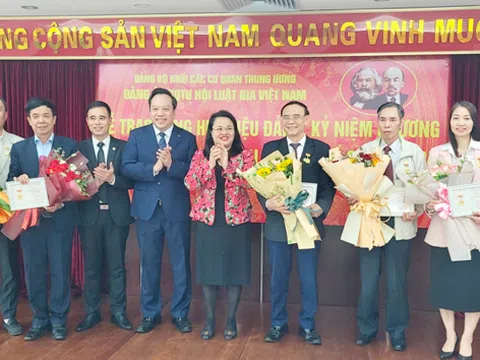 Hội Luật gia Việt Nam trao tặng huy hiệu Đảng và kỷ niệm chương cho đảng viên ưu tú