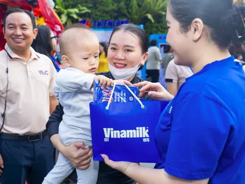 Vinamilk tặng hàng nghìn phần quà Tết cho trẻ em, công nhân trước thềm năm mới ẤT TỴ