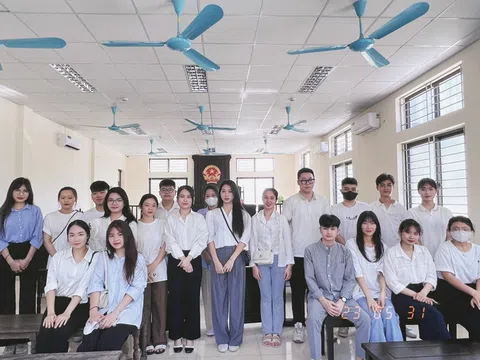 Sinh viên ngành Luật Kinh tế Trường Đại học Kinh doanh và Công nghệ Hà Nội trải nghiệm xét xử tại Tòa án Nhân dân huyện Thanh Trì Hà Nội
