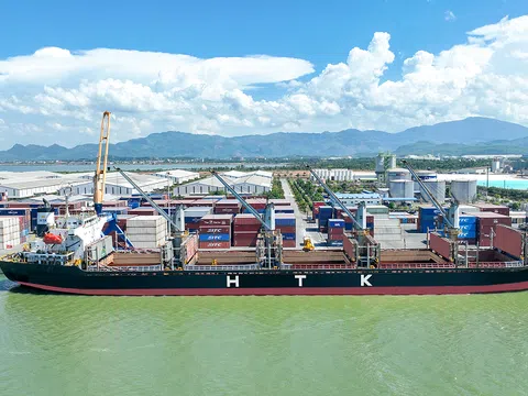 Cảng Chu Lai đón tàu lớn và nâng cao hiệu suất khai thác hàng rời