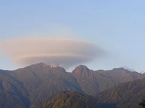 Đám mây hình "đĩa bay" bất ngờ xuất hiện trên đỉnh Fansipan