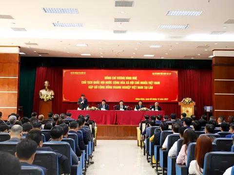 Chủ tịch Quốc hội Vương Đình Huệ gặp gỡ cộng đồng doanh nghiệp Việt Nam tại Lào