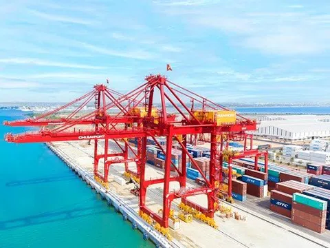 Cảng Chu Lai đưa vào vận hành hệ thống cẩu chuyên dụng do THACO INDUSTRIES và DOOSAN VINA sản xuất