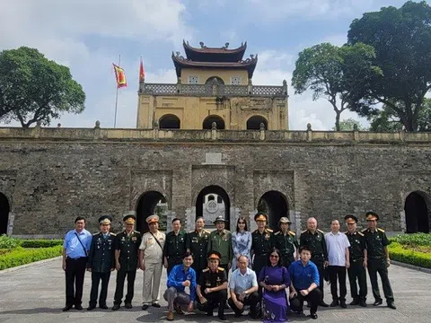 Đoàn cựu chiến binh cơ quan TW Hội Luật gia VN dâng hương tri ân các Anh hùng liệt sĩ nhân ngày 27-7