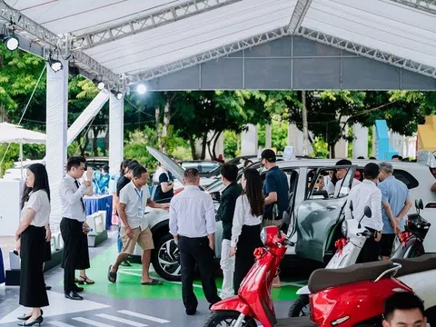 Hàng nghìn người tham dự “Ngày hội thu xăng đổi điện”, nhiều khách thử xong xuống tiền liền tay