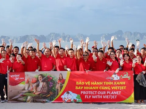 Gần 600 “chiến binh” Vietjet đồng loạt ra quân làm sạch biển Hạ Long