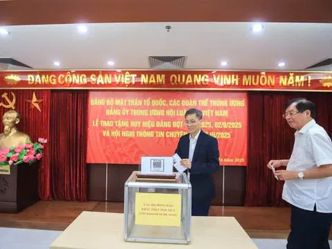 Hội Luật gia Việt Nam ủng hộ đồng bào vùng bão lũ, trao tặng huy hiệu Đảng cho đảng viên ưu tú