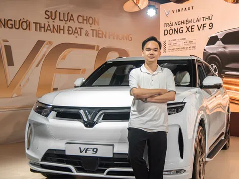 Chủ xe xăng hạng sang trầm trồ sau khi cầm lái VinFast VF 9: Cảm giác yên tâm tuyệt đối, chai nước đặt lên capo không đổ dù đường xấu