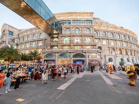 Hàng vạn du khách đón năm mới 2026 dưới bầu trời pháo hoa Thị trấn Hoàng Hôn - Phú Quốc