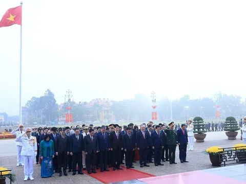 Các đại biểu dự Đại hội đại biểu toàn quốc lần thứ XIV của Đảng viếng Chủ tịch Hồ Chí Minh