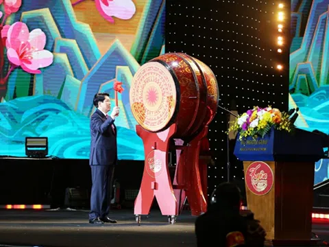 Chủ tịch nước Lương Cường chúc Tết bà con kiều bào và đánh trống khai hội mừng Xuân Quê hương 2026