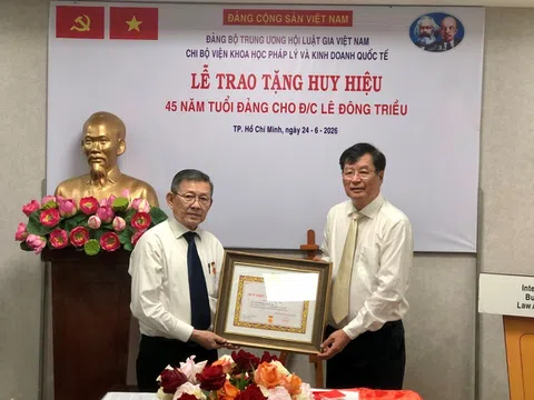 Trao Huy hiệu 45 năm tuổi Đảng cho đ/c Lê Đông Triều - Bí thư Chi bộ Viện IBLA