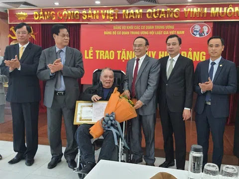 Trao Huy hiệu 60 năm tuổi Đảng cho nguyên Phó Bí thư Đảng đoàn, nguyên Chủ tịch Hội Luật gia VN Phạm Quốc Anh