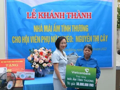 Vietcombank Hải Dương trao tặng 2 ngôi nhà “mái ấm tình thương” trị giá 100 triệu đồng
