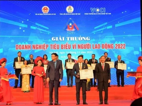 Vietcombank 3 lần liên tiếp được vinh danh “Doanh nghiệp tiêu biểu vì người lao động” và Top 10 Nơi làm việc tốt nhất Việt Nam