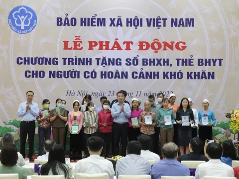 Bảo hiểm xã hội Việt Nam: Phát động Chương trình tặng sổ BHXH, thẻ BHYT cho người có hoàn cảnh khó khăn