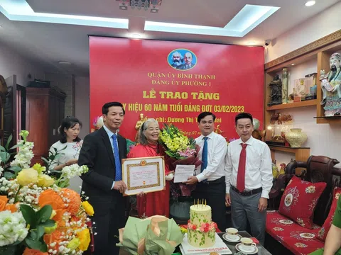 Trao tặng Huy hiệu 60 năm tuổi Đảng cho đồng Dương Thị Thanh Mai, nguyên Phó Chánh án TANDTC, nguyên Phó Bí thư Đảng ủy CQTW Hội Luật gia VN.