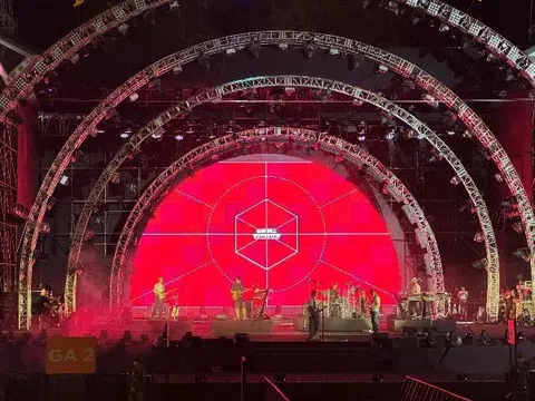 Những hình ảnh “nóng phỏng tay” của Maroon 5 và các nghệ sĩ Việt trên sân khấu 8Wonder trước giờ G