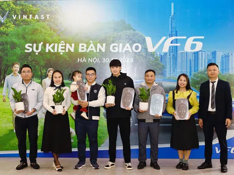 VinFast bàn giao lô xe VF6 đầu tiên cho khách hàng