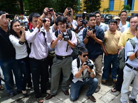 Từ ngày hôm nay, khi tác nghiệp, phóng viên chỉ cần xuất trình thẻ nhà báo