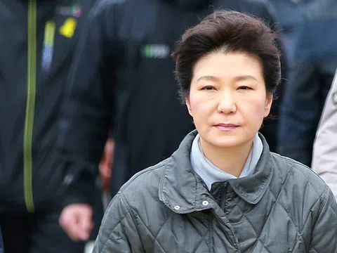 Phà Sewol được kéo lên và sự sụp đổ của Tổng thống Park