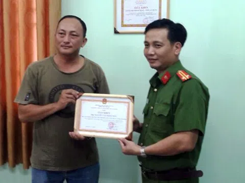 Công an tặng giấy khen cho "hiệp sĩ" bị phơi nhiễm HIV
