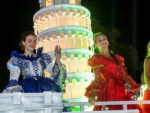 Hàng ngàn người tiếp tục đổ ra đường xem lễ hội đường phố Đà Nẵng 2017