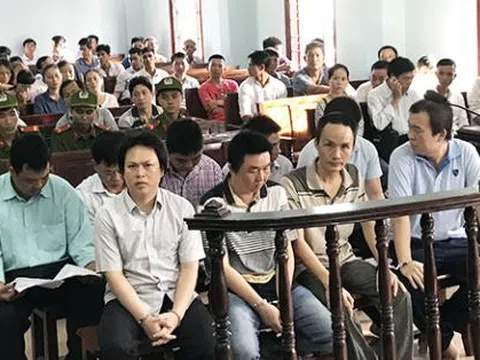 Thanh tra giao thông lấy tiền hối lộ để chạy chức