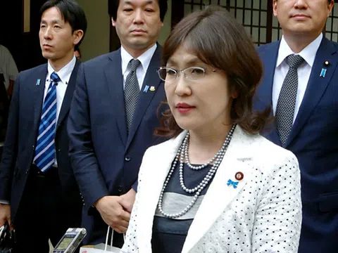 Lý do nữ Bộ trưởng Quốc phòng Nhật Bản bất ngờ từ chức