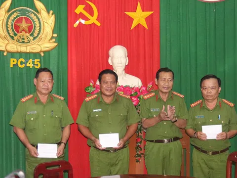 Phá vụ cướp ngân hàng, 3 tập thể được thưởng nóng