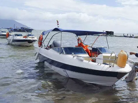 Lòng quả cảm của 8 thanh niên xuyên bão dữ, cứu hàng trăm người thoát “tử thần”