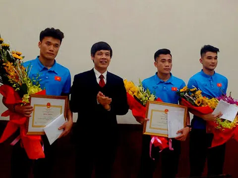 Biển người xứ Thanh đón 2 anh em Bùi Tiến Dũng và Văn Đại về quê hương