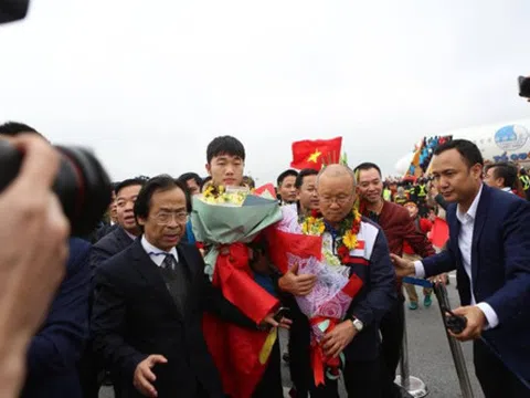 Sẽ xử phạt nghiêm Vietjet Air sau “sự cố” người mẫu hở hang trên máy bay đón U23 Việt Nam