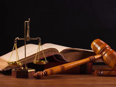 Kiểm sát viên có quyền gì khi phát hiện thiếu sót của tòa án?