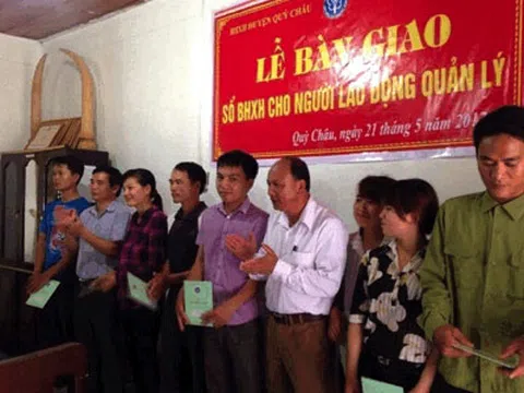 Nghệ An đẩy mạnh tiến độ bàn giao sổ BHXH cho NLĐ quản lý