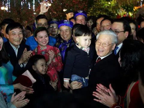 Ấm áp hình ảnh Tổng Bí thư bế trẻ thơ, chúc Tết người già bên Hồ Gươm