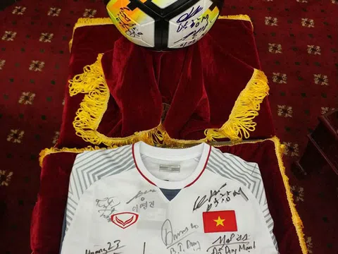 Tập đoàn FLC đấu giá thành công món quà U23 tặng Thủ tướng với mức giá 20 tỷ đồng