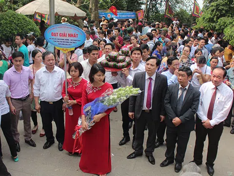 Dâng chiếc bánh do nghệ nhân tài hoa nhất làm lên Vua Hùng