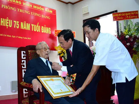 Nhà tình báo huyền thoại Mười Hương nhận Huy hiệu 75 năm tuổi Đảng