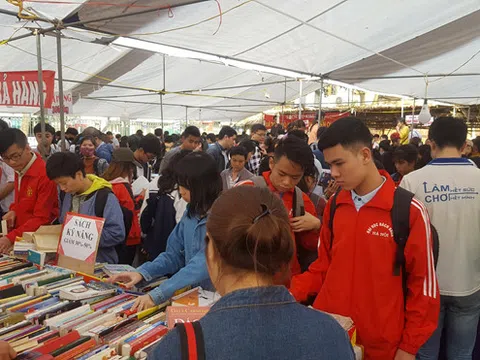 Triển lãm sách về Chủ tịch Hồ Chí Minh tại hội sách cũ Hà Nội tháng 5