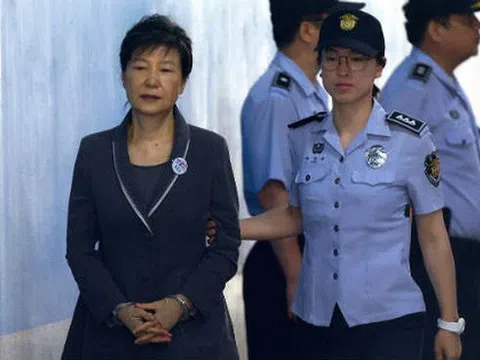 Luật bất vị thân, cựu tổng thống Hàn Quốc bị tuyên 24 năm tù, phạt 18 tỷ won