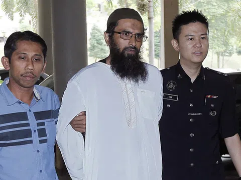 Một người Đan Mạch 'mở hàng' luật chống tin giả của Malaysia