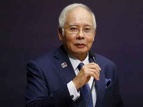 Vừa mất ghế, cựu thủ tướng Malaysia đối mặt điều tra thụt két