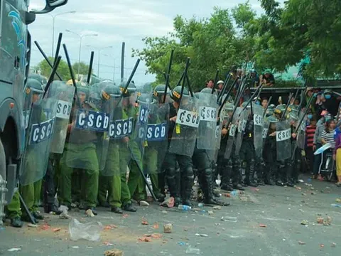 Cảnh sát cơ động trong buổi hỗn loạn ở Bình Thuận: Nụ cười anh thắp sáng cả đêm đen