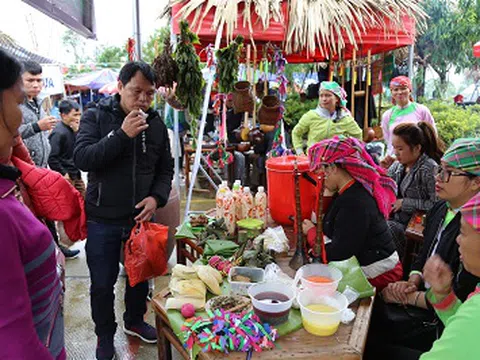 Thử tài nấu rượu Séng Cù tại Lễ hội Ẩm thực và không gian văn hoá Tây Bắc 2018