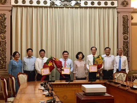 Trao Kỷ niệm chương “Vì sự nghiệp phát triển Hội Luật gia Việt Nam” cho các đồng chí Lãnh đạo UBND thành phố Hồ Chí Minh