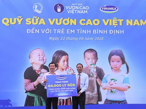 Quỹ sữa vươn cao Việt Nam và Vinamilk tiếp tục trao 64.000 ly sữa cho trẻ em tỉnh Bình Định