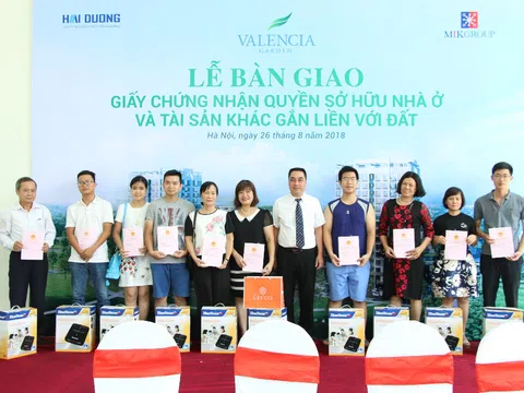 Cư dân Valencia Garden nhận Giấy chứng nhận quyền sở hữu nhà ở