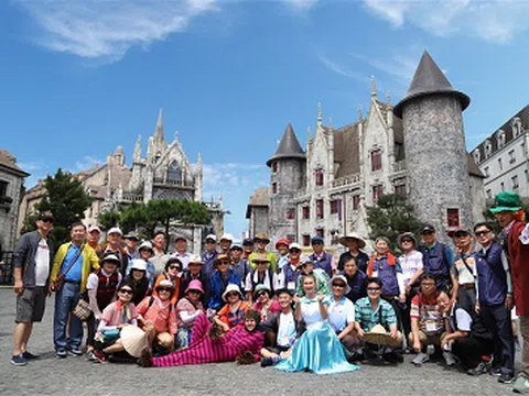 Đến xứ sở Cầu Vàng gặp cô bé quàng khăn đỏ và chàng Aladin tốt bụng